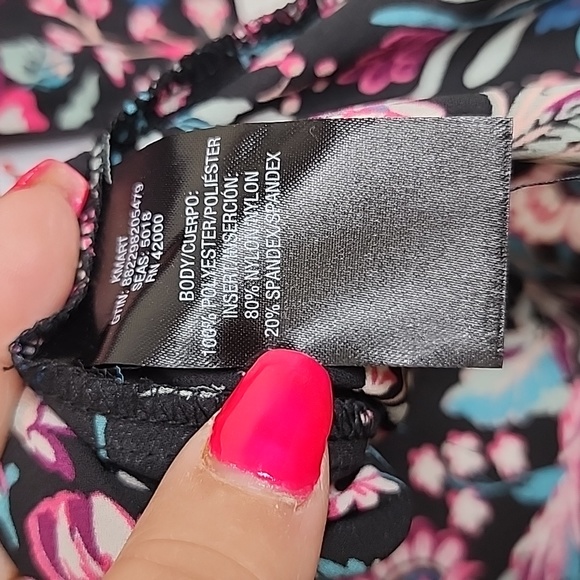 Woman's Floral Top with mesh peekaboo shoulders New - Picture 4 of 6